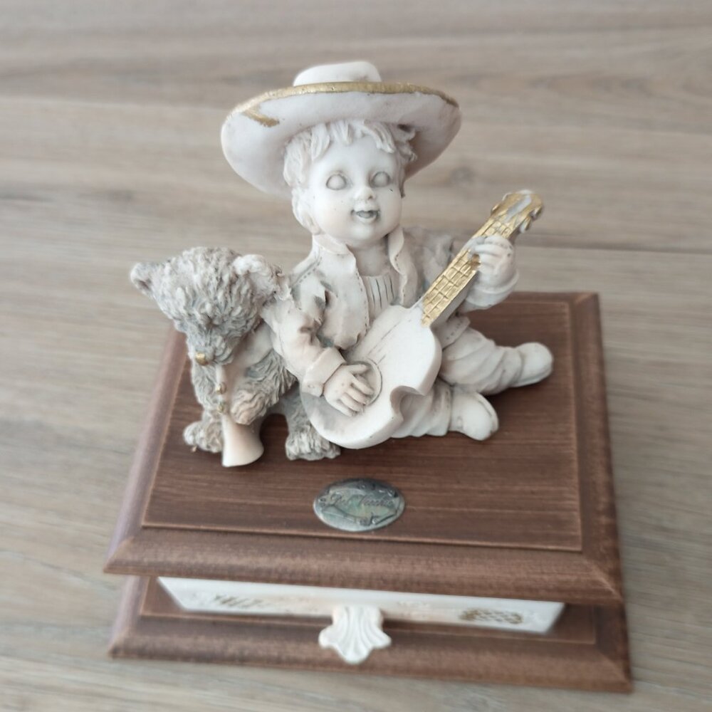 Del Vecchio figurine
